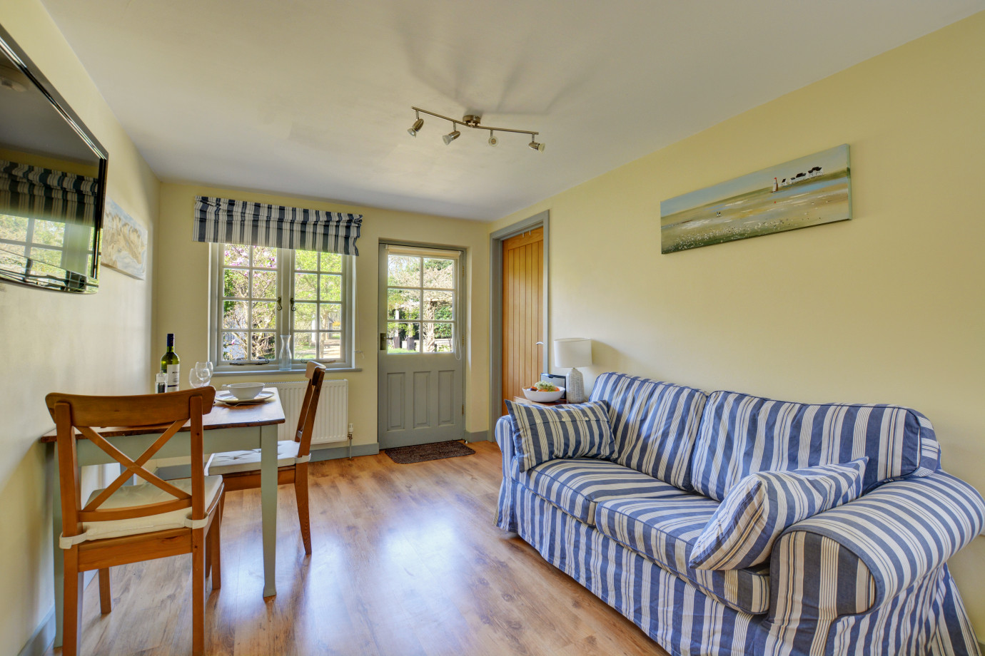 Half Moon Cottage (1718) Norfolk Cottages